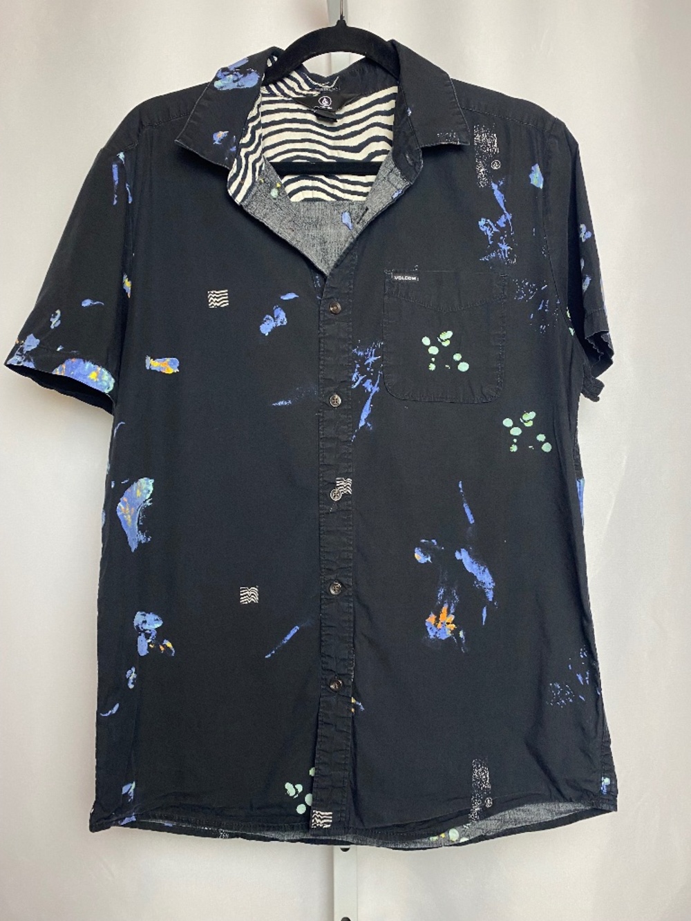 Volcom Menʻs Oblivion Modern Fit Short Sleeve Button Up Dress Shirt Medium